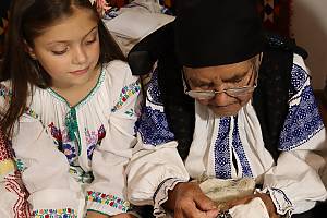 The art of the traditional blouse with embroidery on the shoulder (altiţă) — an element of cultural identity in Romania and the Republic of Moldova