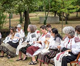L’art de la blouse traditionnelle avec broderie sur l'épaule (altiţă), élément de l’identité culturelle en Roumanie et en République de Moldova