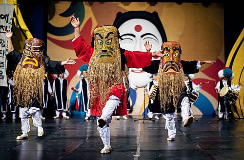 Jiyeon Gwangdae's dance at the Yechoen Cheongdan Noreum. Four Jiyeon Gwangdaes, wearing masks made from winnows, symbolize the four directions (NSEW) and four seasons.