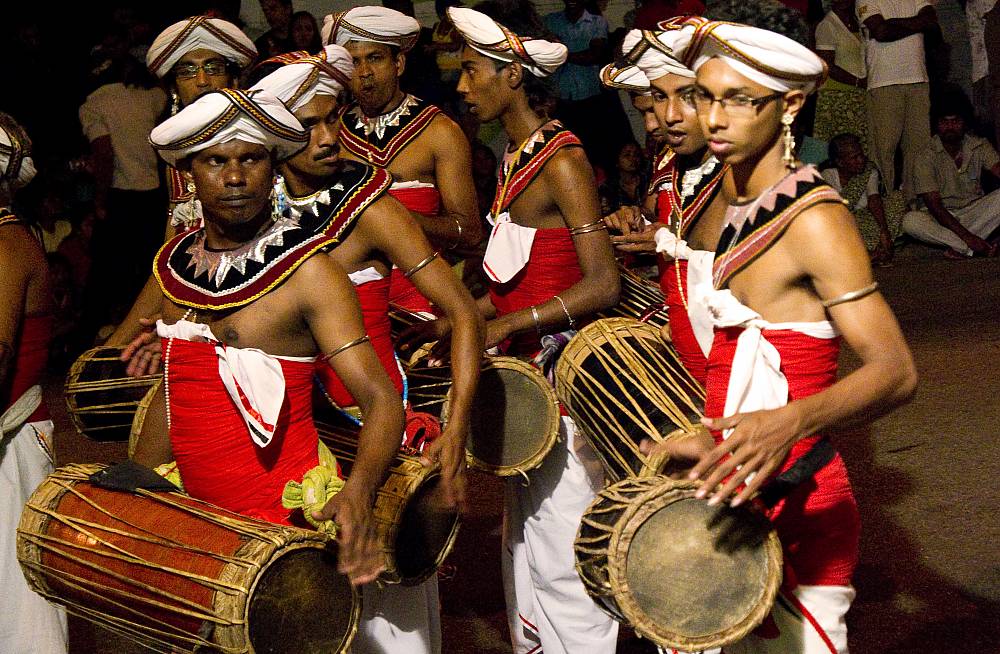 Celebración del festival budista Navam Poya en Sri Lanka
