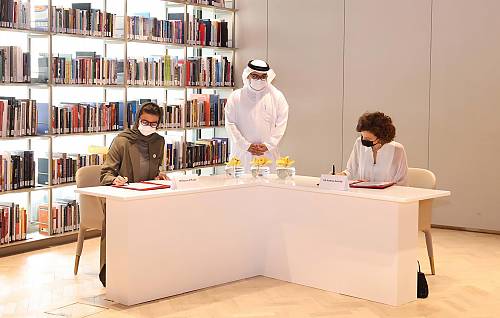 La cérémonie de signature de l'accord a eu lieu à Sharjah. Sur la photo, S.E. Mme Noura bint Mohammed Al Kaabi, ministre de la culture et de la jeunesse et présidente de la Commission nationale des Émirats arabes unis pour l'éducation, la culture et la science, et Audrey Azoulay, directrice générale de l'UNESCO.