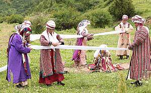 L’elechek, la coiffe des femmes kirghizes : rituels et connaissances traditionnels
