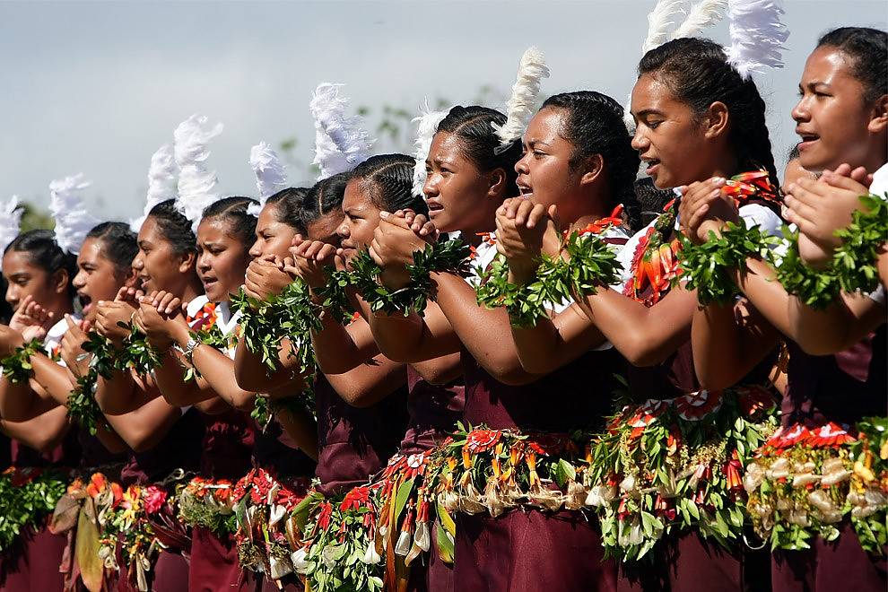 Mujeres jóvenes interpretando Lakalaka, danzas y discursos cantados de Tonga, inscritos en 2008.