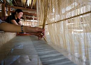 L’artisanat traditionnel du tissage du motif naga dans les communautés lao