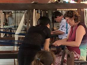 L’artisanat traditionnel du tissage du motif naga dans les communautés lao
