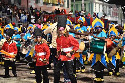 School children participating in Junior Junkanoo in Rawson Square on Bay Street En savoir plus sur l'élément