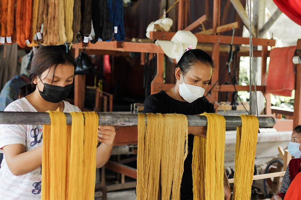 Silvia Sibarani et Erna Hutagalung, jeunes tisseuses d'Ulos du Nord Tapanuli, Toba, expérimentent la teinture naturelle lors d'un atelier de l'UNESCO.