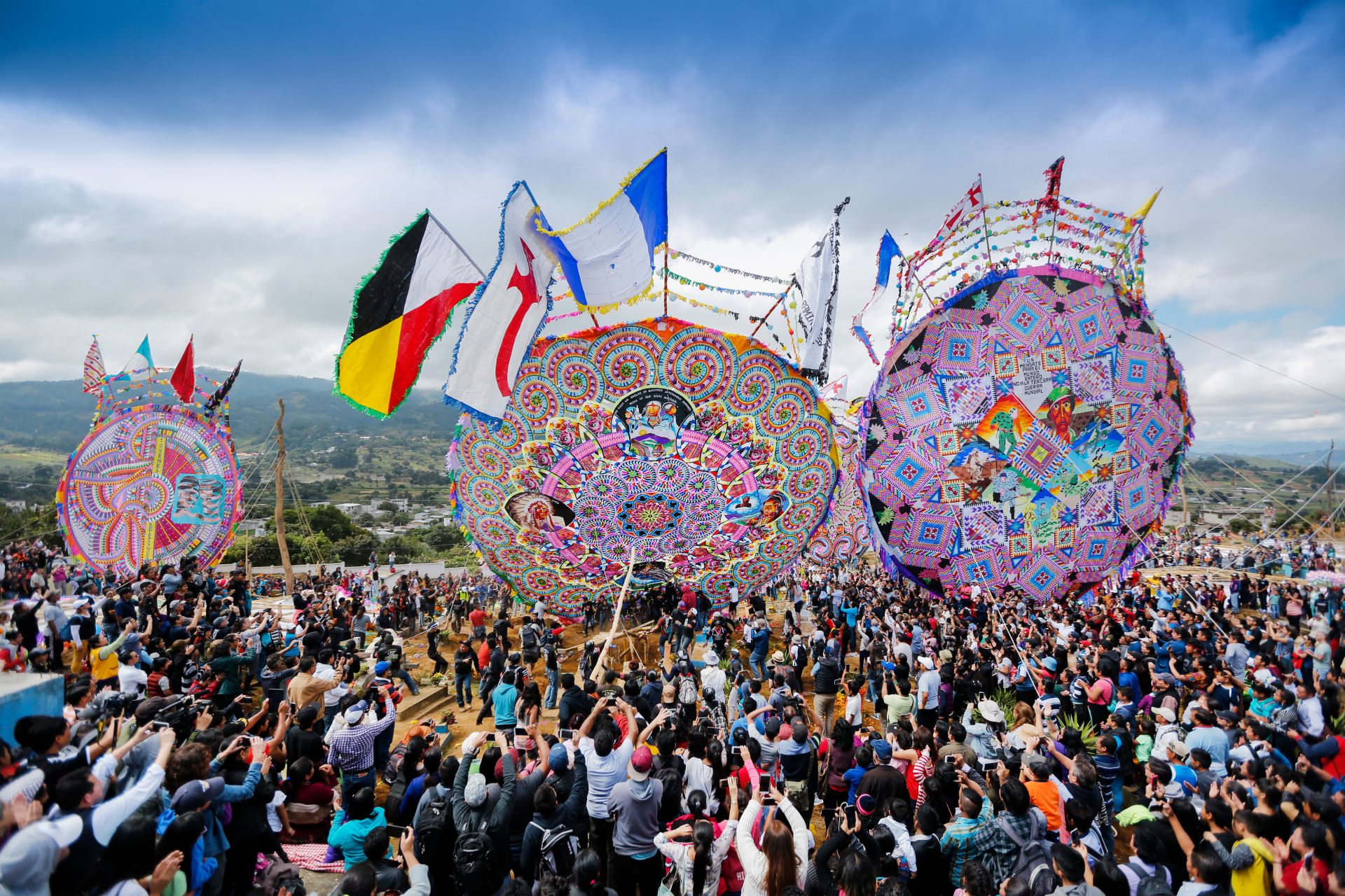 Moment in which the groups of barrileteros begin to raise the kites to be exhibited at the fair. It is the moment in which they see the culmination of more than three months of work creating the giant kite. Fairgoers watch and capture the moment