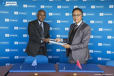 H.E. Mr Samir Addahre, Ambassador and Permanent Delegate of the Kingdom of Morocco to UNESCO, and UNESCO’s Assistant Director-General for Priority Africa and External Relations, Mr Firmin Matoko, signing the 17.COM host country agreement between UNESCO and the Kingdom of Morocco