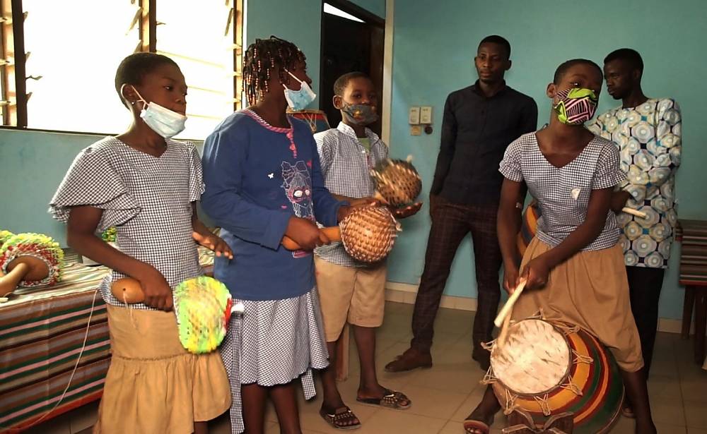 Exposition à Lomé : on voit ici des élèves et leurs professeurs, jouant de certains instruments.