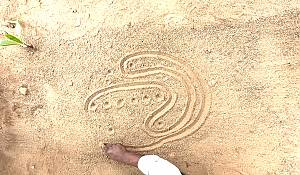 Sona, drawings and geometric figures on sand