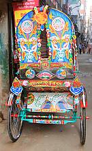 Rickshaws y pintura de rickshaws en Dhaka