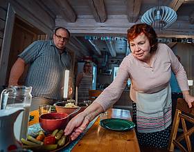 La préparation et la consommation du Mulgi puder, purée de pommes de terre traditionnelle à l’orge dans la région de Mulgimaa, Estonie