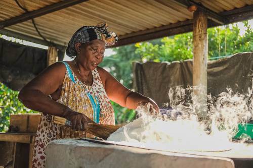 Elsa Marina using the beisaba in the elaboration of cassava bread, Triunfo de la Cruz, Tela Municipality, Atlantida Municipality, Honduras