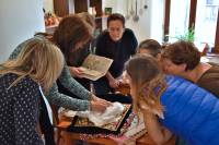 Crooked needle embroidery course - Introducing course participants to the technique of embroidery and patterning using illustrative examples and sample sheets. RCR ÚĽUV Banská Bystrica. Master/lecturer Lýdia Golianová