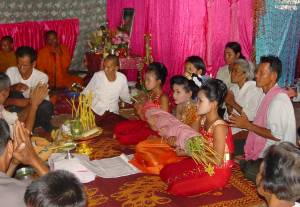 Les pratiques et expressions culturelles liées au krama, un textile traditionnel tissé au Cambodge