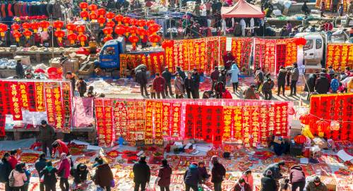 People are shopping at Xuzhuang Fair in Shanting District, Zaozhuang City, Shandong Province