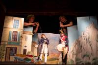 Lou Ducroq, marionnettiste (a gauche) Guillaume Hoedt, responsable de plateau (a droite) répétant la manipulation des marionnettes pour la piece Napoleon & Waterloo