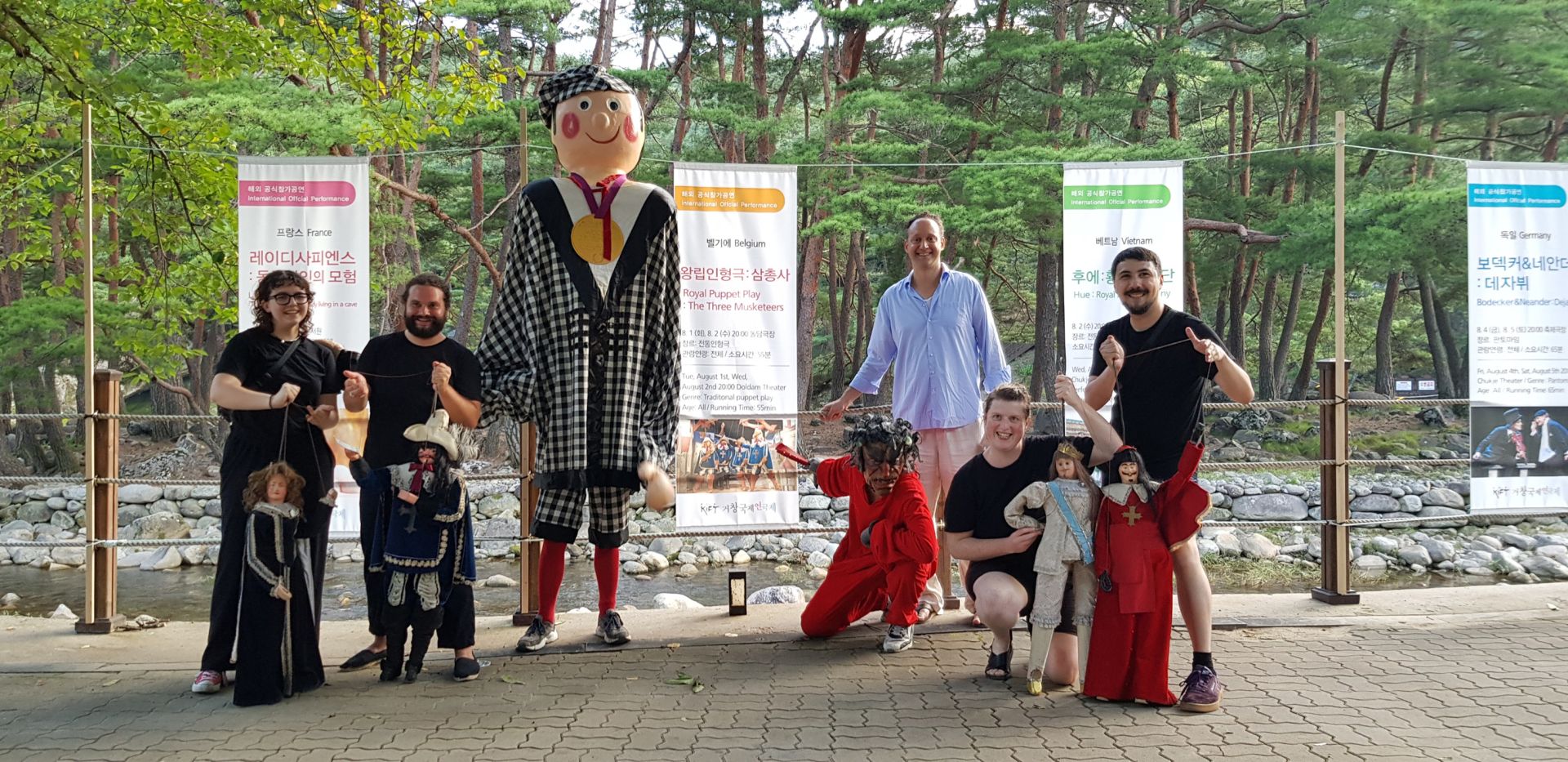 Salut de l'équipe des marionnettistes participant au 33e Festival International de Théâtre de Geochang (Corée du Sud), en août 2023, après le spectacle Les Trois Mousquetaires