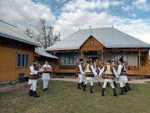 Cobza, traditional knowledge, skills and music