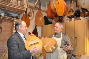 Cobza, traditional knowledge, skills and music