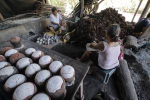 La pratique de fabrication de l’asin tibuok, le sel de mer artisanal des Boholano de l’île de Bohol aux Philippines
