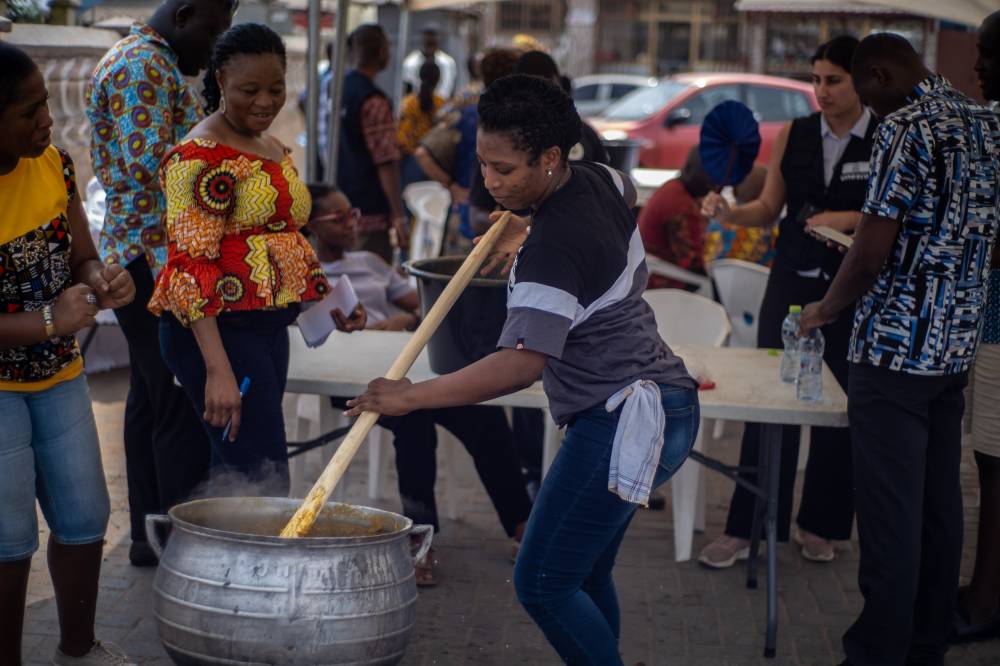 Preparation of a traditional food of Ghana: Akplijii / Aprapransa / Akpledze