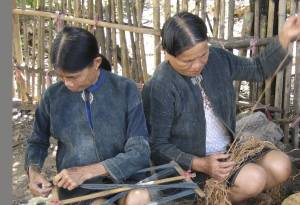 Traditional Li textile techniques: spinning, dyeing, weaving and embroidering