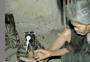 Técnicas textiles tradicionales de los Li: hilar, teñir, tejer y bordar
