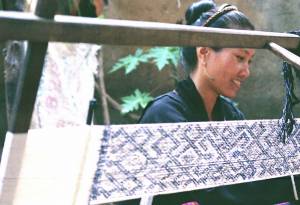 Traditional Li textile techniques: spinning, dyeing, weaving and embroidering