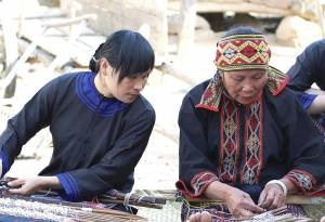 Traditional Li textile techniques: spinning, dyeing, weaving and embroidering
