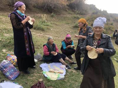 Preparation of a ritual bread during a pilgrimmage in Naryn  Read more on the element