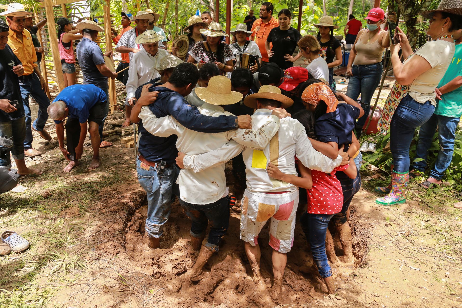 Architechture professors and students participate and learn with bearers about the quincha construction and the meaning of the junta de embarre 