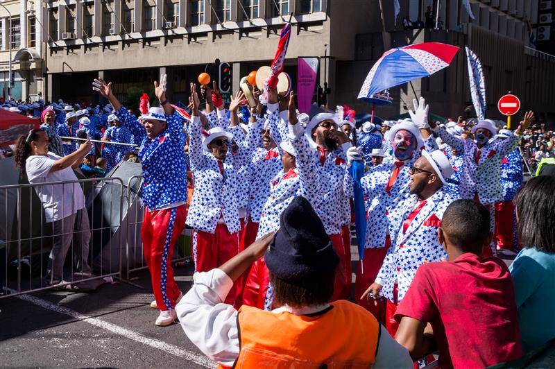 CIUDAD DEL CABO, SUDÁFRICA – 2 DE ENERO DE 2019: El Kaapse Klopse. Una mirada al colorido y cultural Carnaval de los Minstrels de Ciudad del Cabo, que comienza en Bo-Kaap.