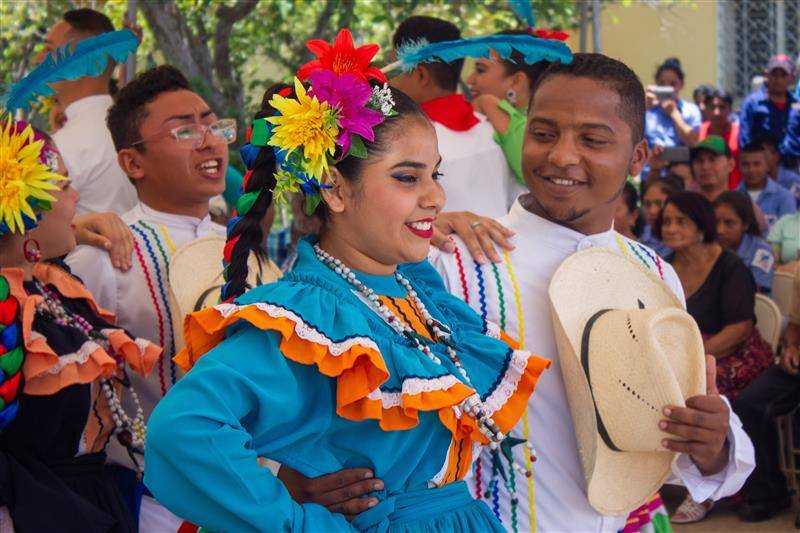 La Paz, Honduras; 6 janvier 2019 : jeune fille heureuse vêtue de la robe traditionnelle hondurienne utilisée lors d'événements spéciaux