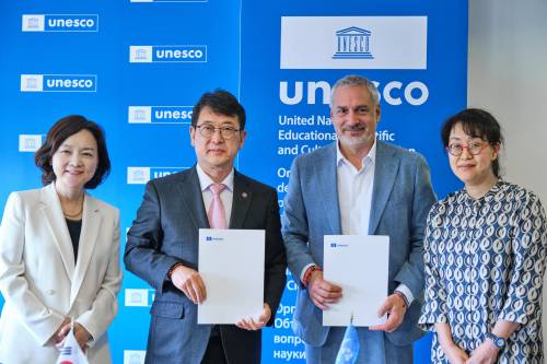 S.E. el Sr. Choi Eung-Chon, Administrador del Korea Heritage Service, S.E. la Sra. Sang Mee Bak, Embajadora y Delegada Permanente de la República de Corea ante la UNESCO, el Sr. Ernesto Ottone R., Subdirector General de Cultura, y la Sra. Fumiko Ohinata, Secretaria de la Convención de 2003, participan en la ceremonia de firma del nuevo Acuerdo Marco entre la UNESCO y la República de Corea para apoyar iniciativas de salvaguardia del patrimonio vivo — 23 de mayo de 2025, Sede de la UNESCO, París.