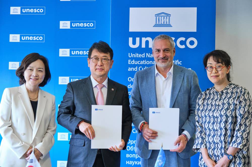 H.E. Mr Choi Eung-Chon, Administrator of the Korea Heritage Service, H. E. Ms Sang Mee Bak, Ambassador and Permanent Delegate of the Republic of Korea to UNESCO, Mr Ernesto Ottone R., Assistant Director-General for Culture and Ms Fumiko Ohinata, Secretary of the 2003 Convention, participating in the signing ceremony of the new Framework Agreement between UNESCO and the Republic of Korea to support initiatives for living heritage safeguarding — 23 May 2025, UNESCO Headquarters, Paris.