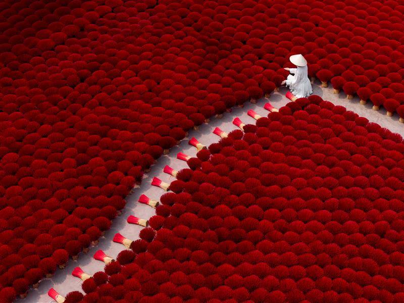 Encens vietnamien bâton de production tradition et couleur, femme de beauté en chapeau traditionnel.